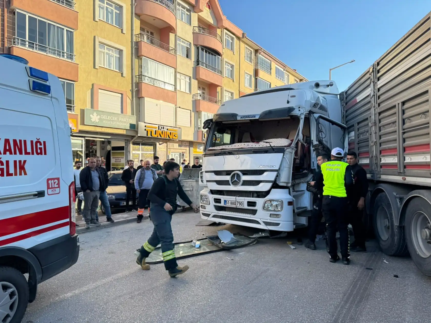 Konya'da 3 aracın karıştığı kaza trafiği kilitledi: 1 yaralı!