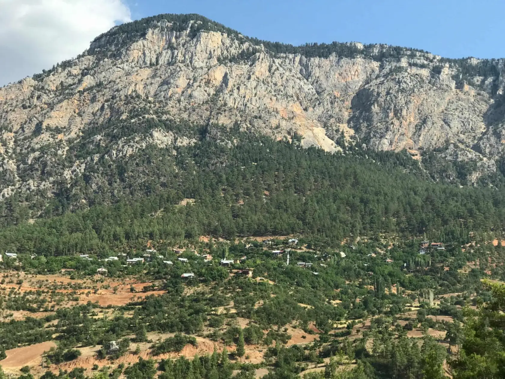 Bu köy gerçek anlamda gün yüzü görmüyor! Sadece 3 saat...