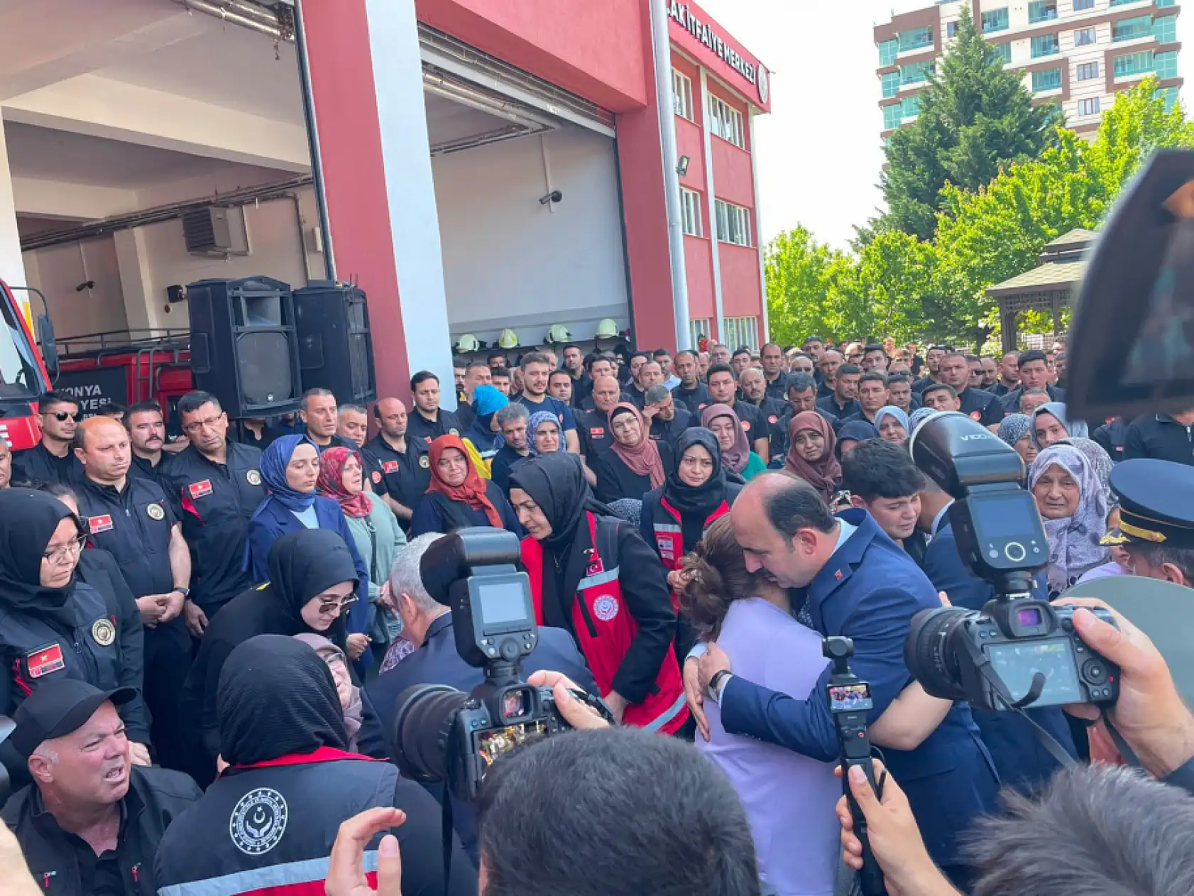 Konya'da alevlerle savaşırken şehit düşen kahraman itfaiyeci son yolculuğuna uğurlanıyor!