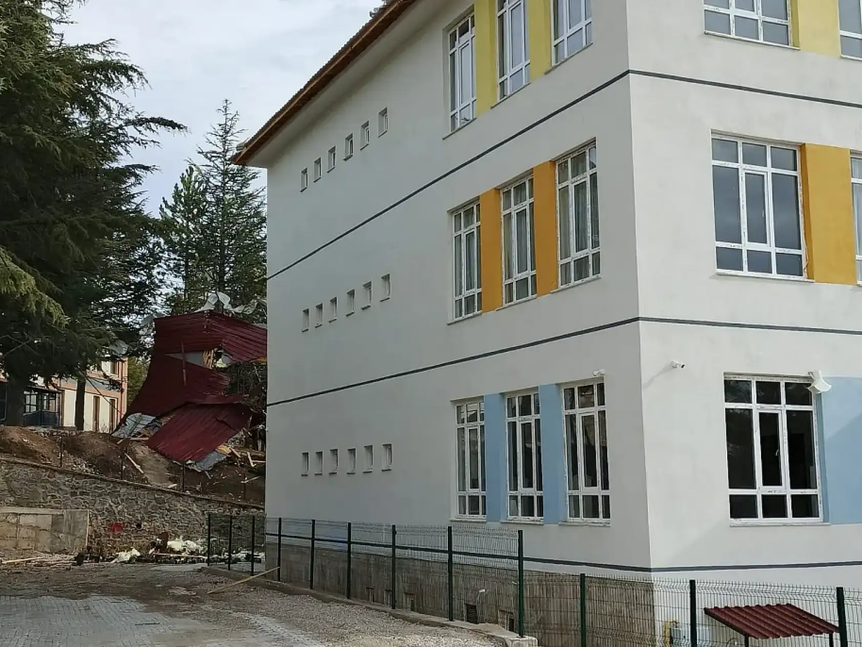 Konya'daki fırtına ortalığı birbirine kattı! İşte lodosun bıraktığı hasarın görüntüleri....