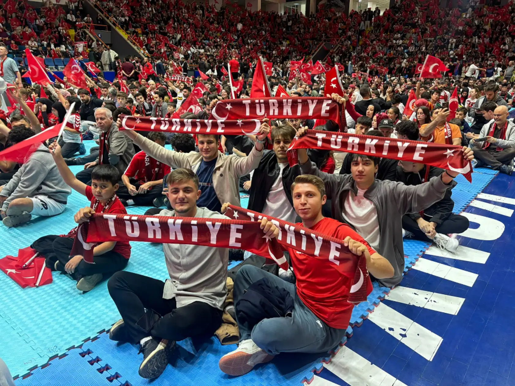 Konya'da milli heyecan: Binlerce kişi dev ekran önünde tek yürek oldu!