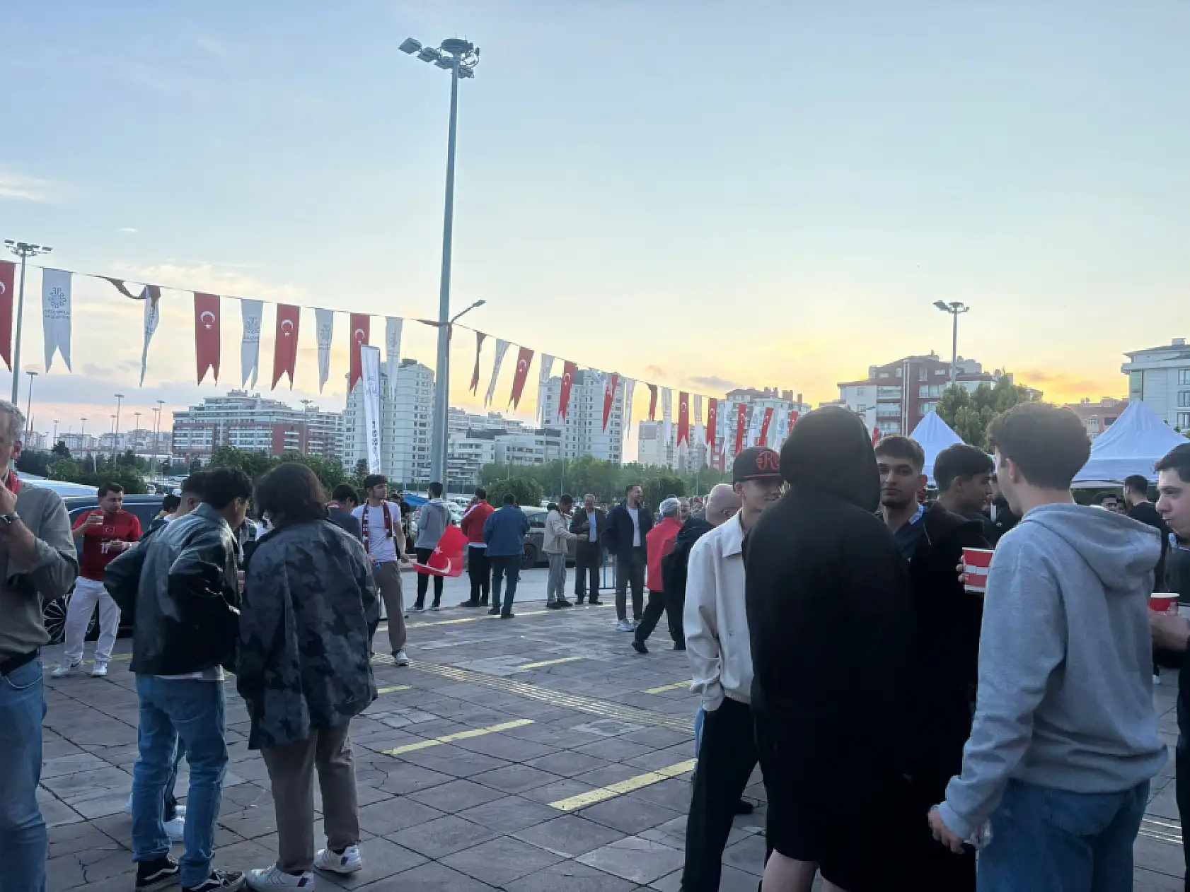 Konya'da milli heyecan: Binlerce kişi dev ekran önünde tek yürek oldu!
