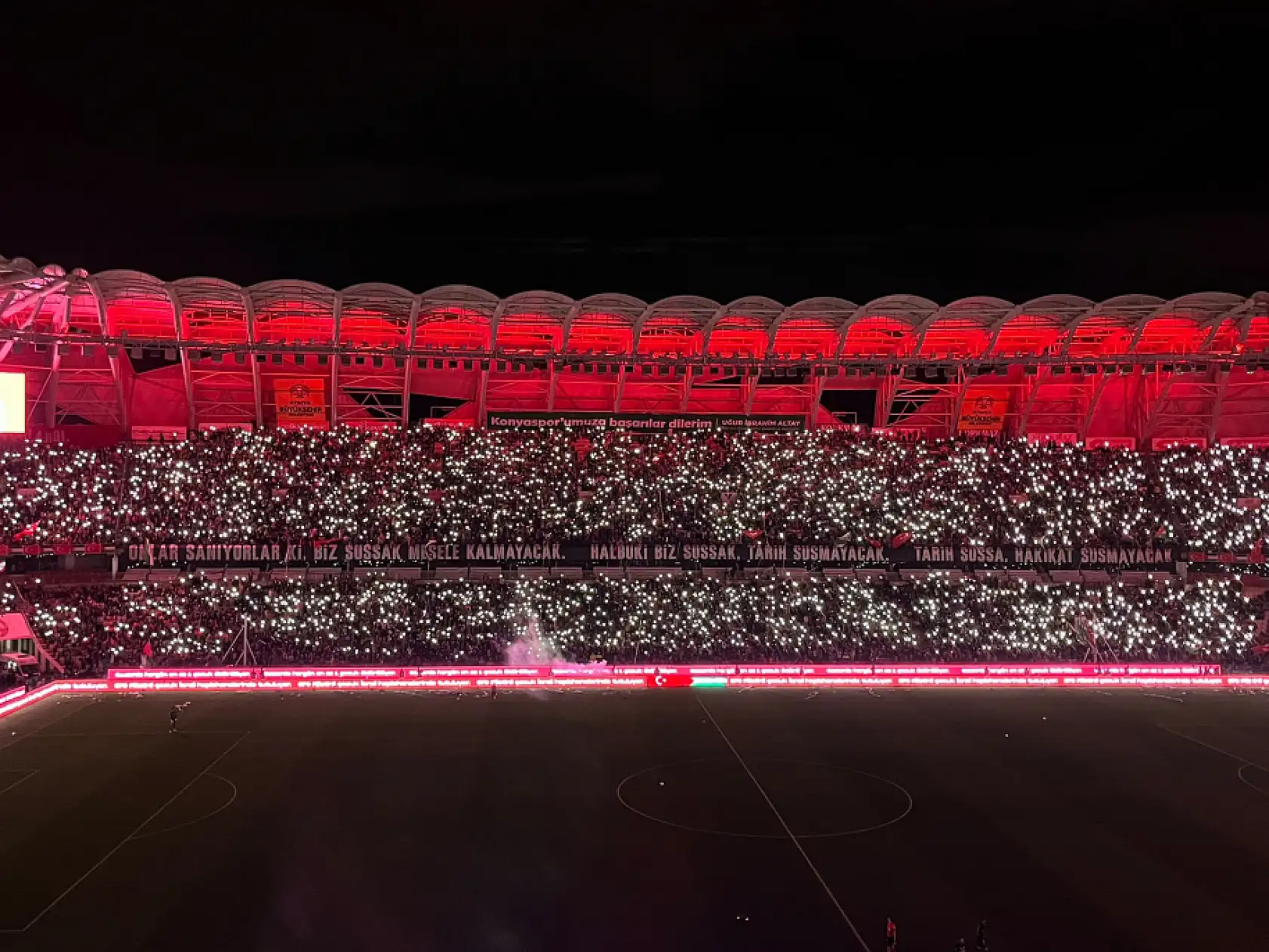 Konya Tribünlerinden Dünya'ya Mesaj