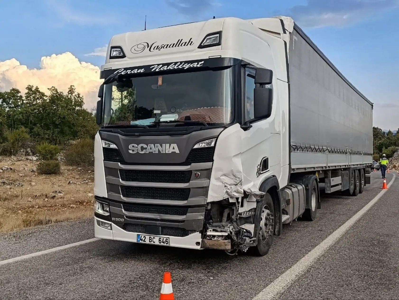 Konya'da tırın çarptığı otomobil 30 metre sürüklendi! Ölü ve yaralılar var!