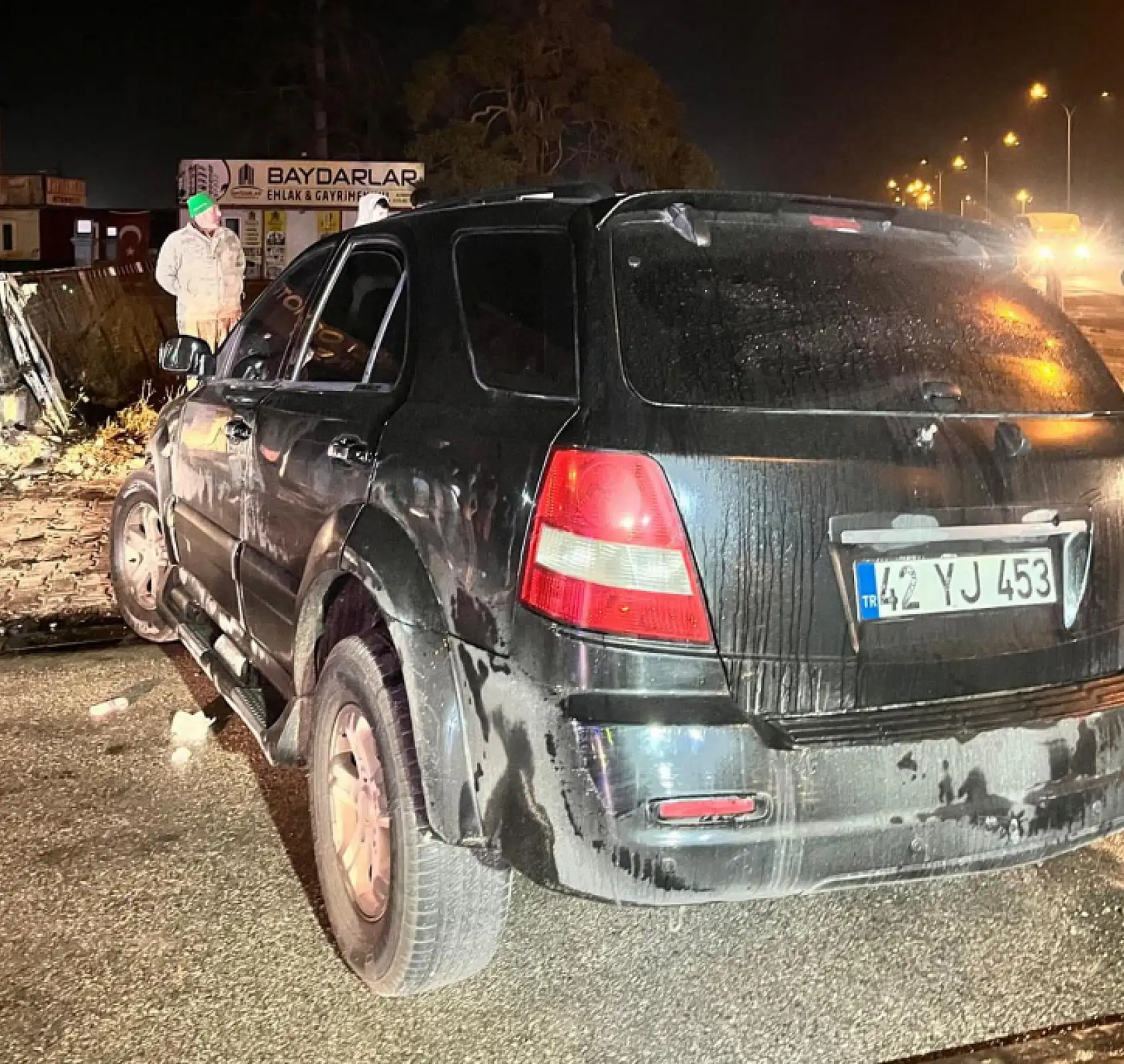 Konya'da kontrolden çıkan araç iş yerinin duvarına çarptı: 4 yaralı!