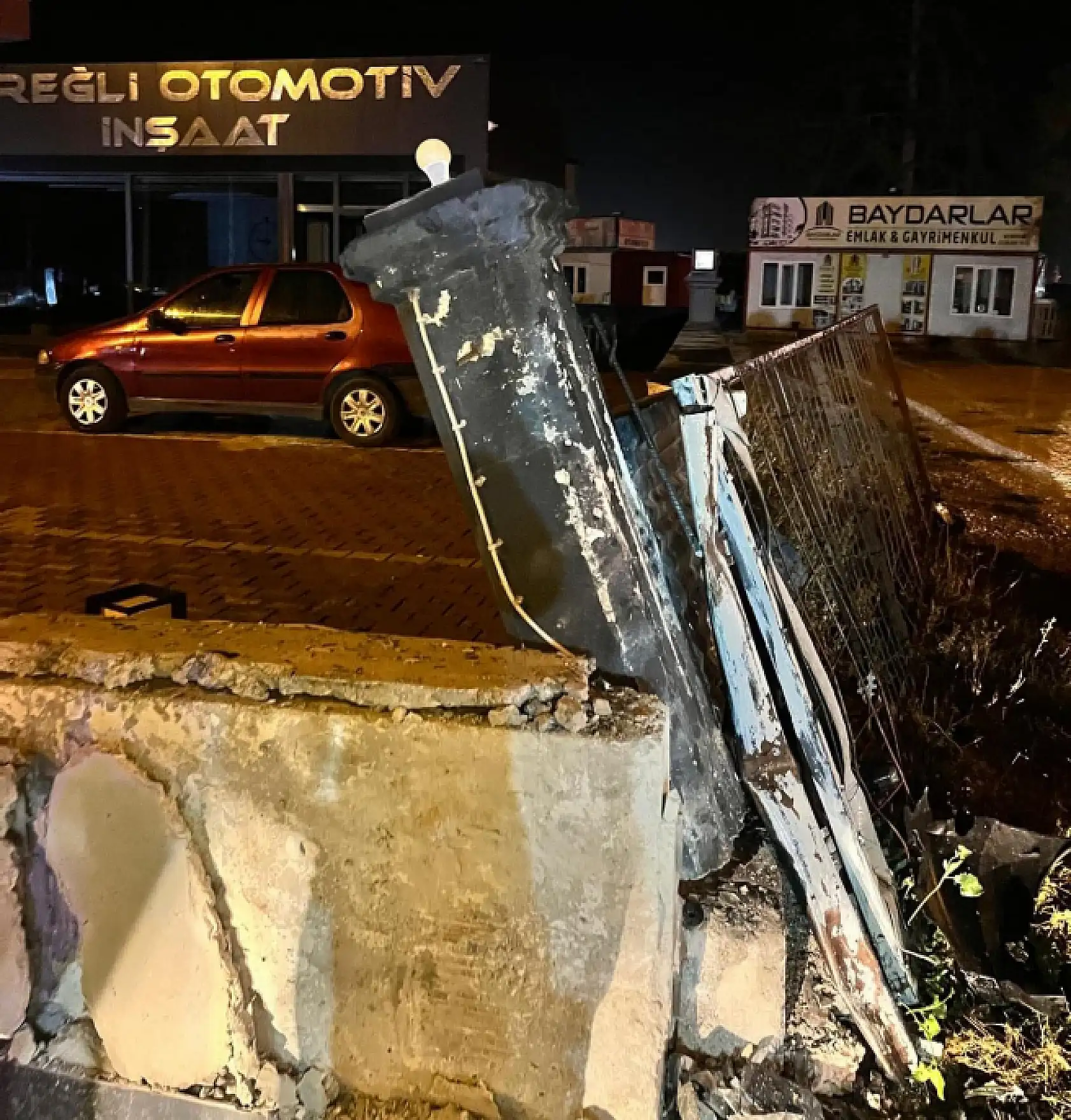 Konya'da kontrolden çıkan araç iş yerinin duvarına çarptı: 4 yaralı!