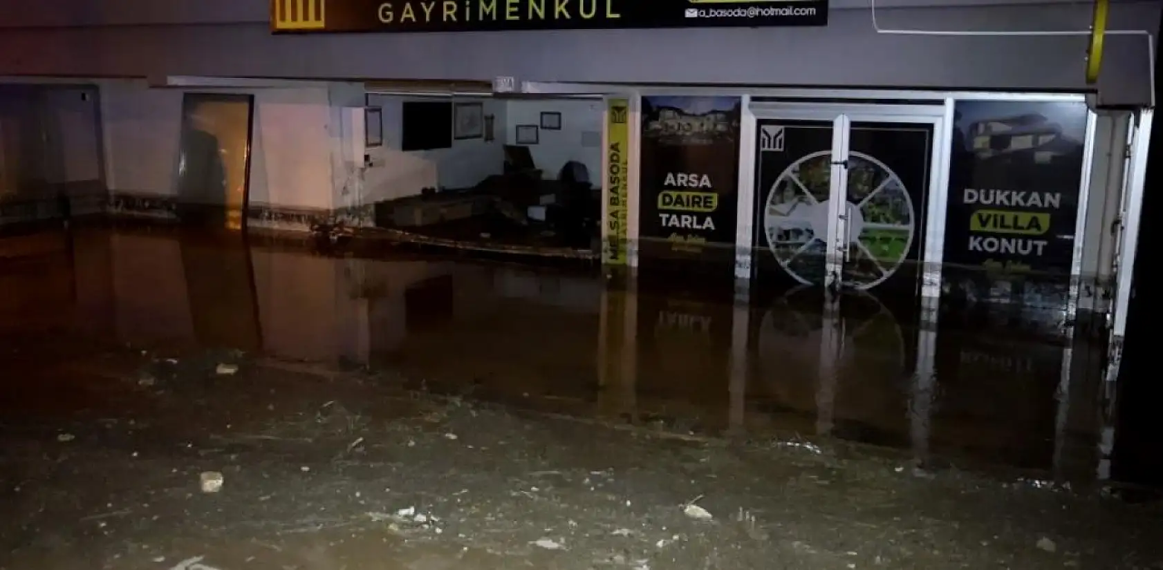 Konya'da sel etkili oldu! Sürücüler zor anlar yaşadı