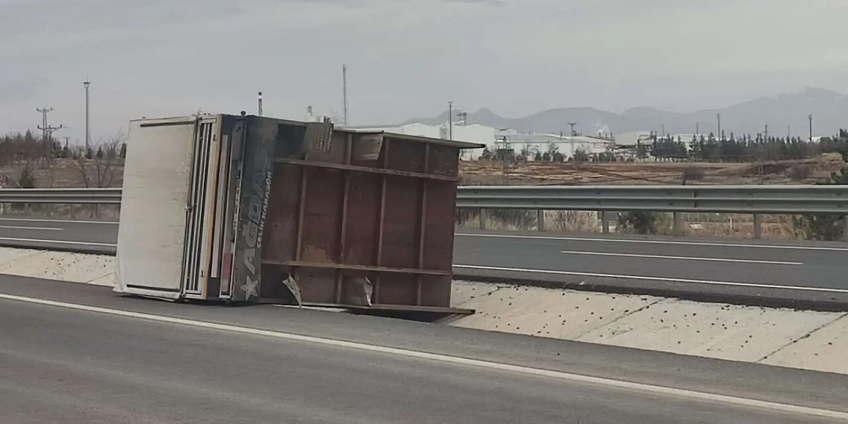 Konya'daki fırtına ortalığı birbirine kattı! İşte lodosun bıraktığı hasarın görüntüleri....