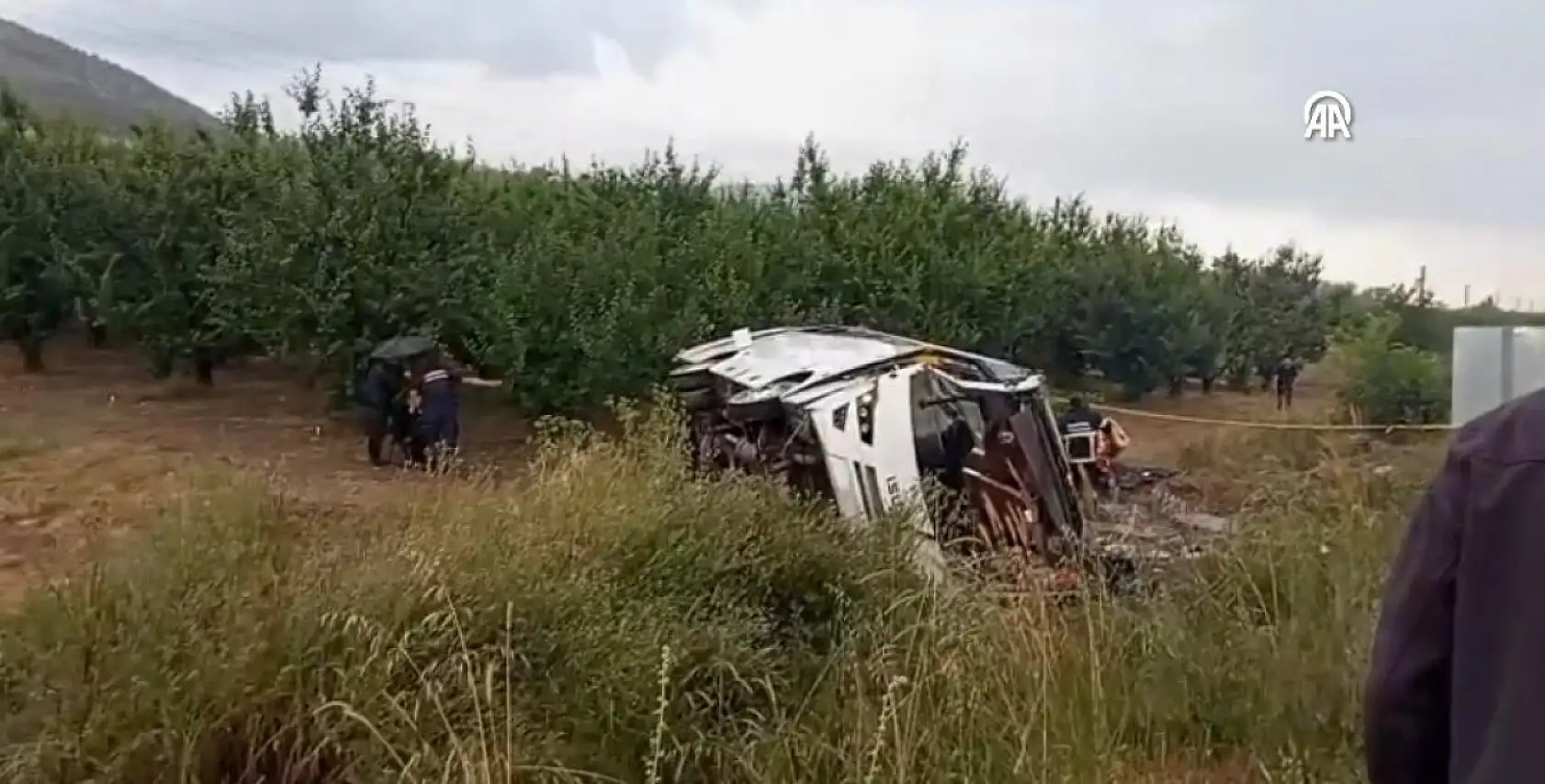 Son dakika: Konya'dan çıkan gezi otobüsü devrildi! 4 ölü, 15 yaralı var!