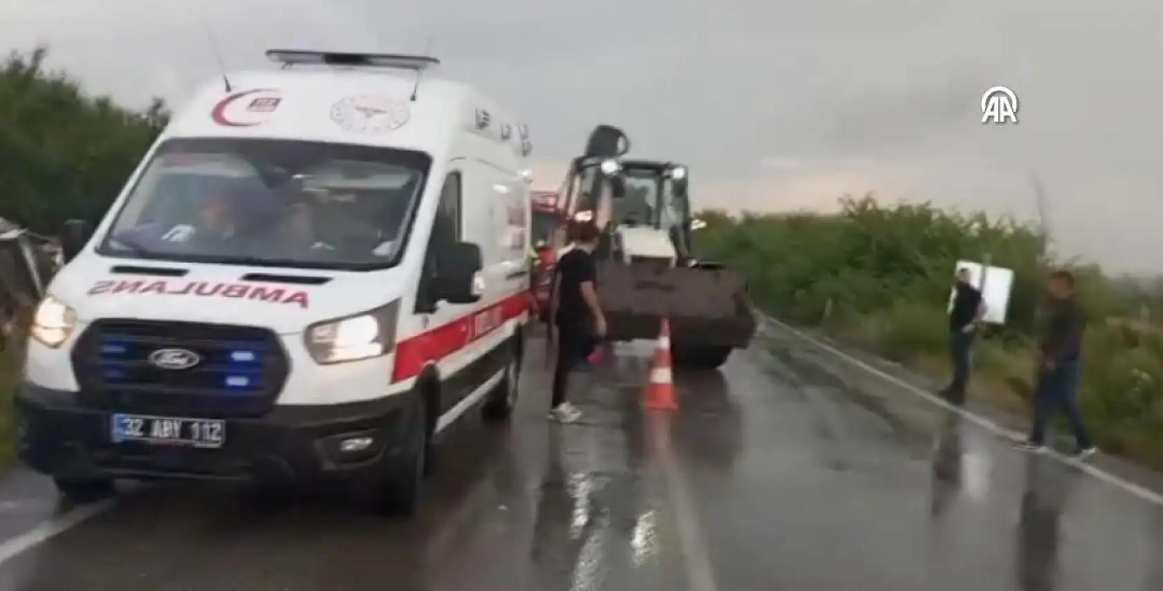 Son dakika: Konya'dan çıkan gezi otobüsü devrildi! 4 ölü, 15 yaralı var!