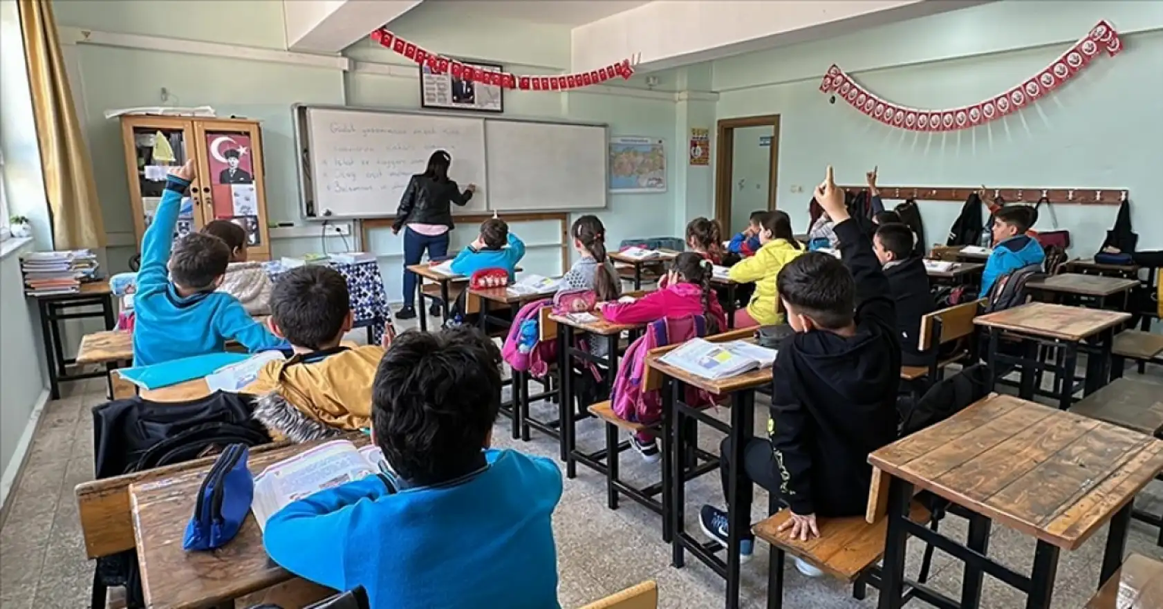 MEB duyurdu: Okullarda o uygulamalar tamamen yasaklandı! Ziller ne zaman çalacak?