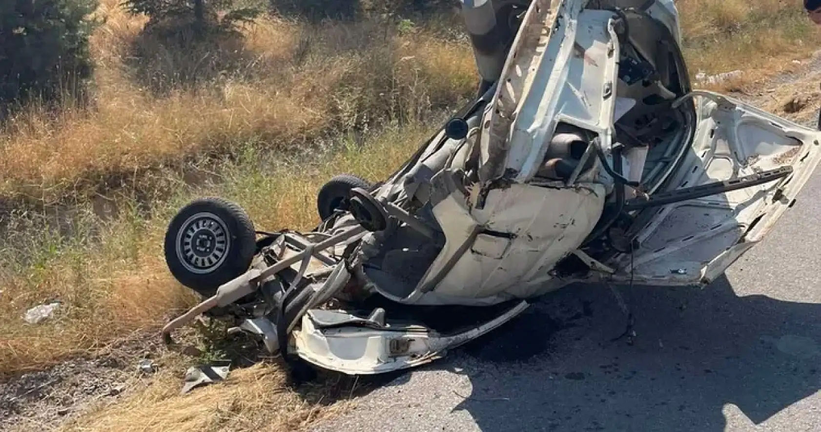 Konya'da otomobil, gurbetçinin aracıyla kafa kafaya çarpıştı! 2 ölü