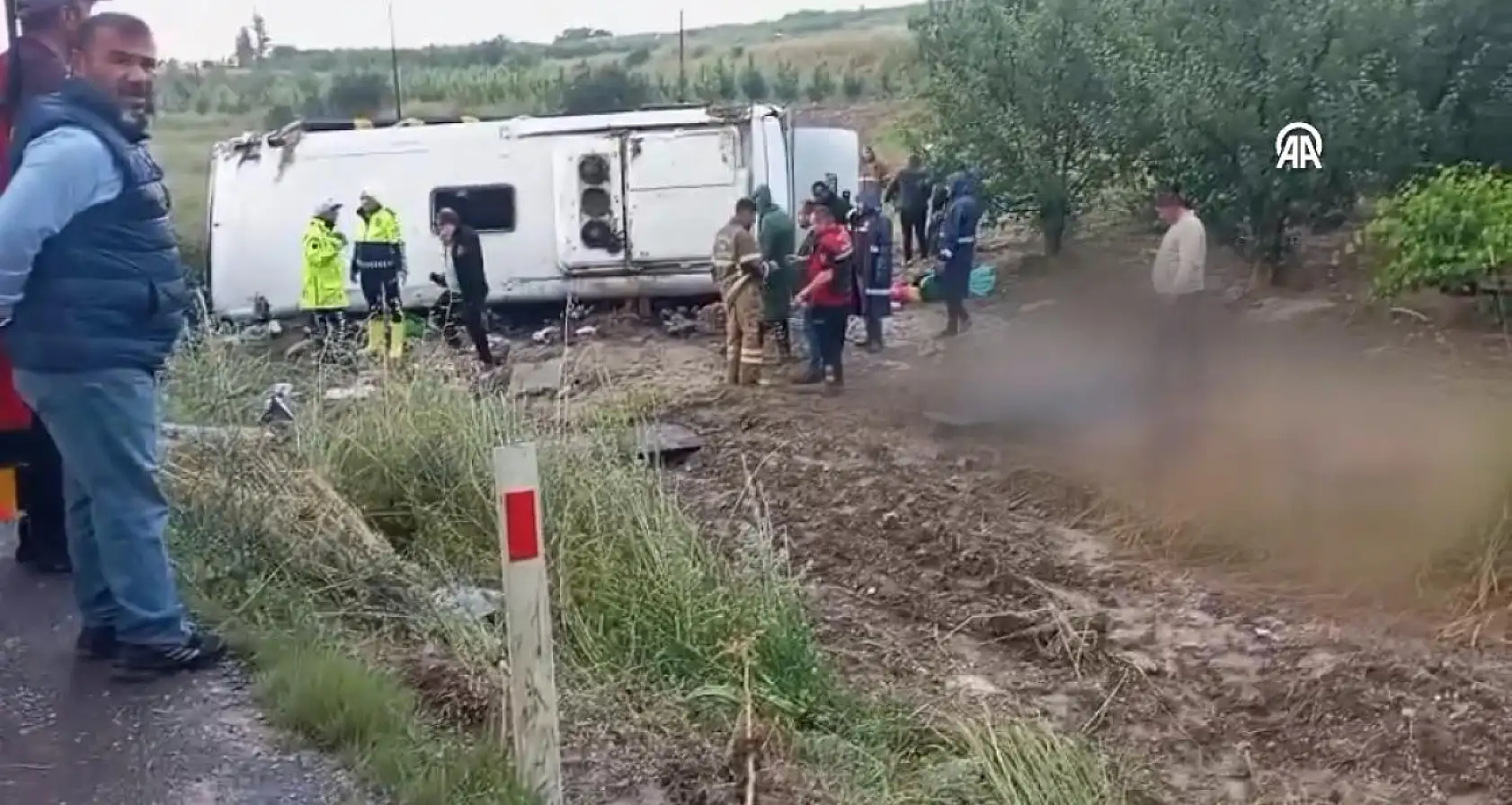 Son dakika: Konya'dan çıkan gezi otobüsü devrildi! 4 ölü, 15 yaralı var!