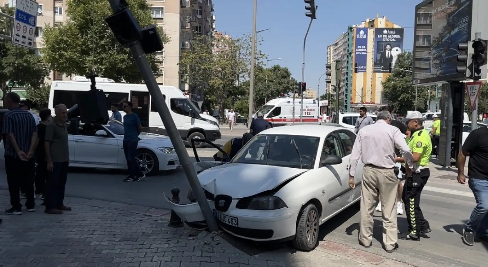 Konya'da 2 araç önce çarpıştı sonra direğe savruldu: 6 yaralı!