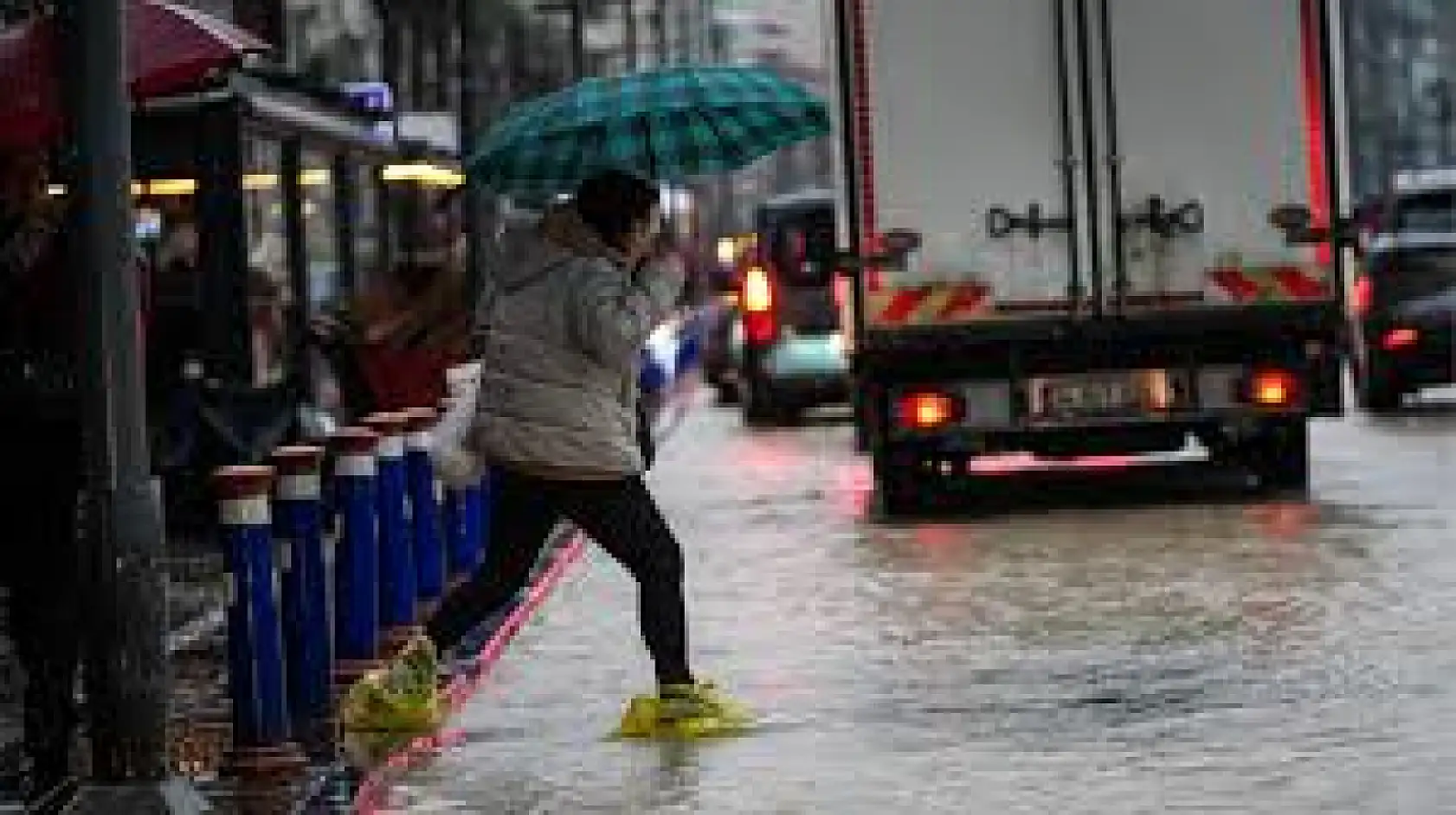 Meteoroloji'den sağanak yağmur uyarısı! Mersin, Bursa, Konya ve Adana'da hava durumu nasıl olacak?