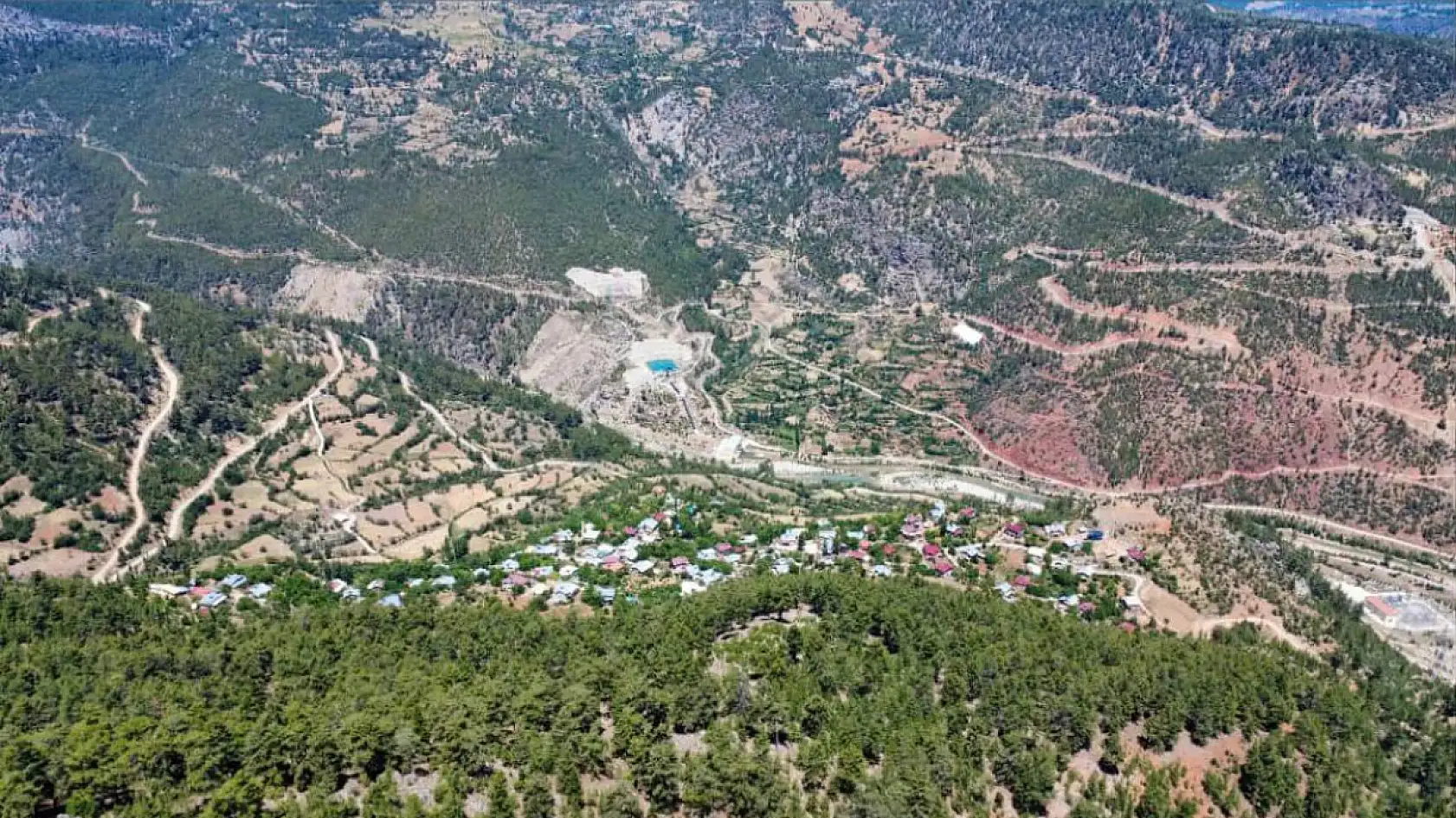 Bu köy gerçek anlamda gün yüzü görmüyor! Sadece 3 saat...