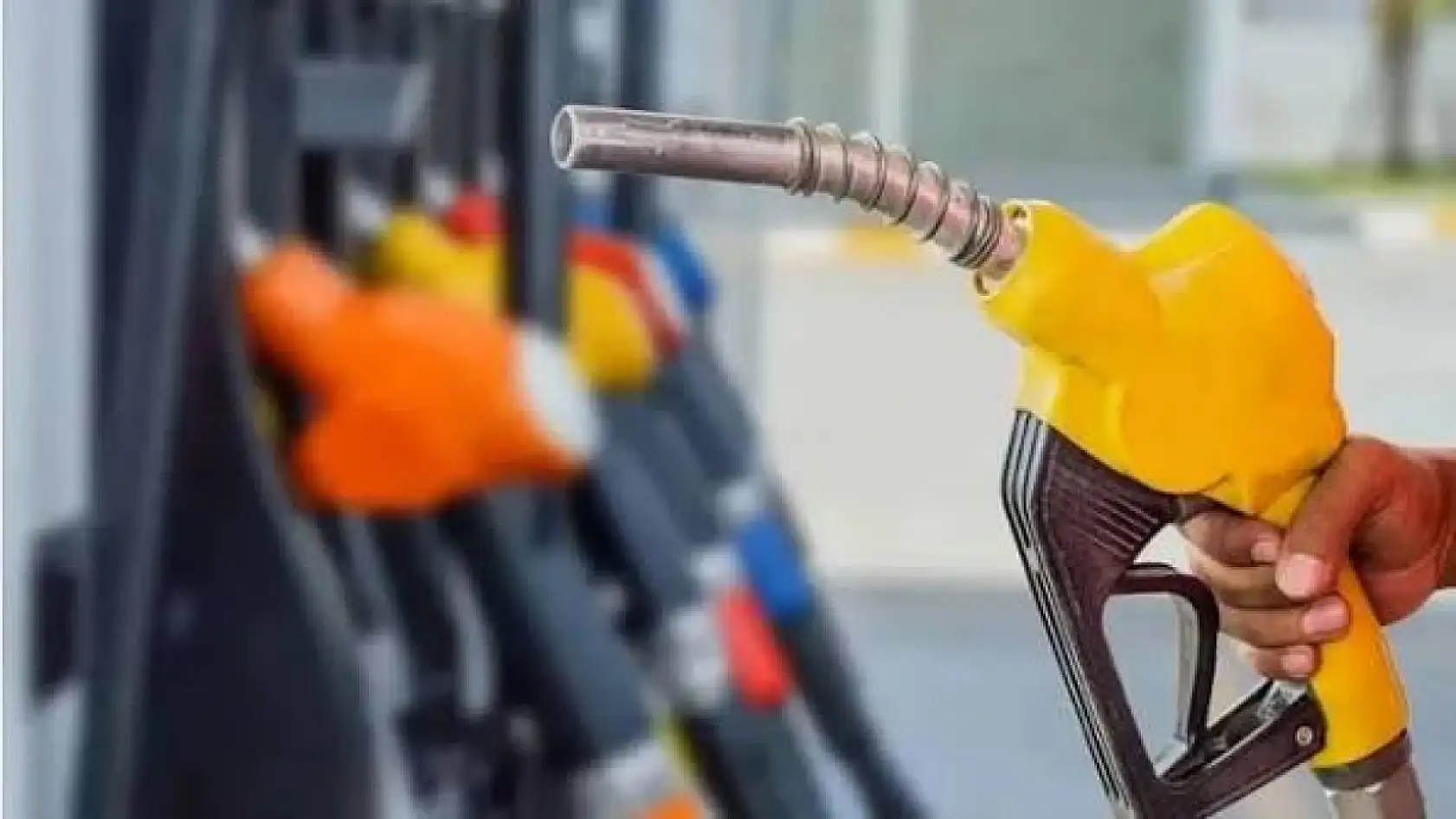 Akaryakıt tabelaları gece yarısı değişecek! Fiyatı gören depoyu dolduracak