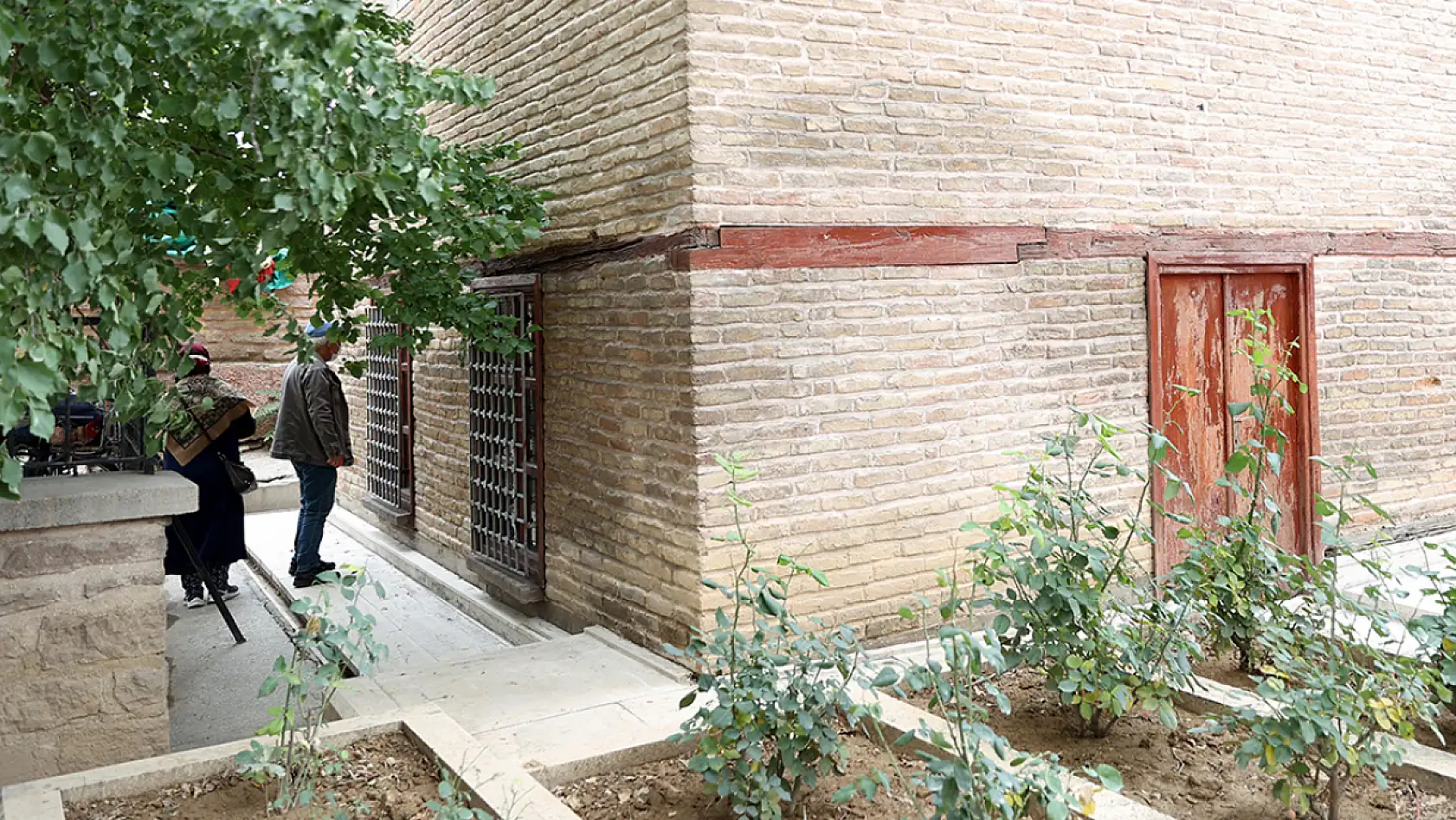 Kedisini Ölünce Bile Yanından Ayırmadı! Konya'daki Türbenin Dünyada Örneği Yok!