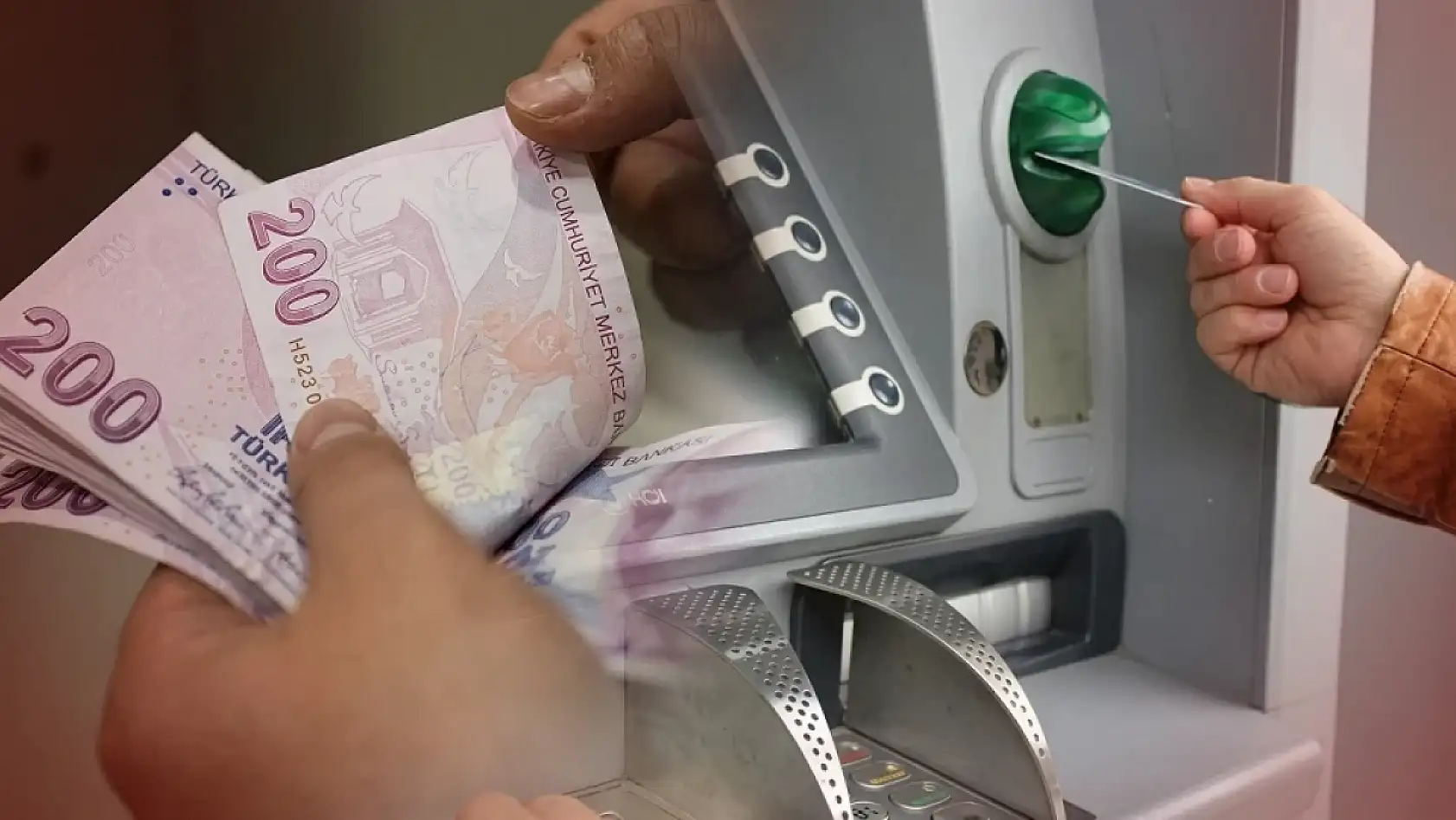 ATM'ye gitmeden önce bu habere mutlaka bakın! Bayram öncesi limitlerde güncelleme...