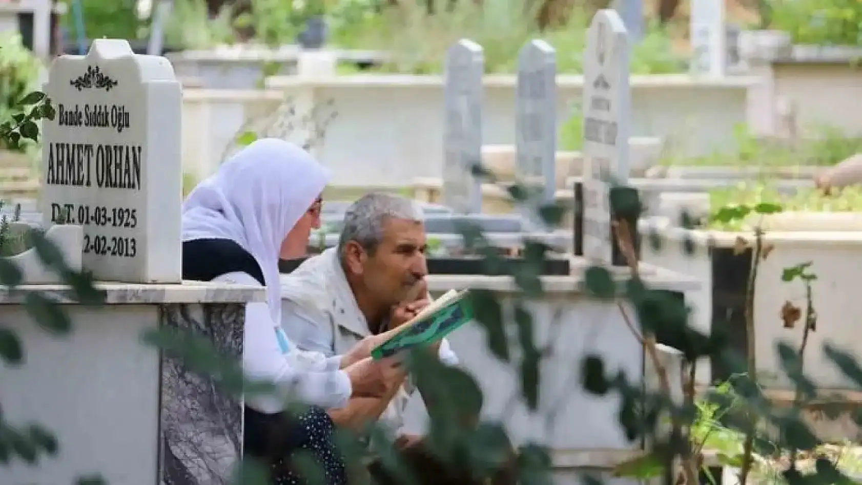 Arefe günü kabir ziyareti yapanlar dikkat! Konya İl Müftülüğü İslam geleneğindeki o ince çizgiyi hatırlattı?