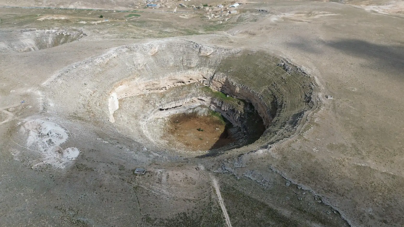 Turistler akın ediyordu: Konya'daki tarihi obruk susuz kaldı! Yeni çökmeler başladı!