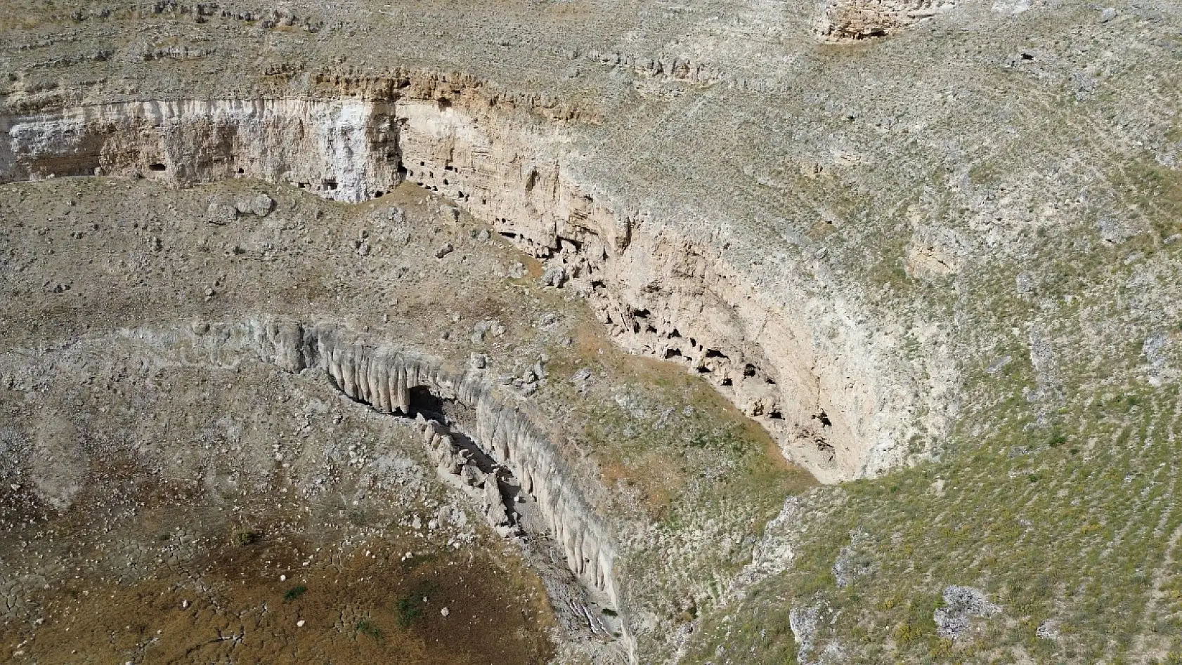Turistler akın ediyordu: Konya'daki tarihi obruk susuz kaldı! Yeni çökmeler başladı!