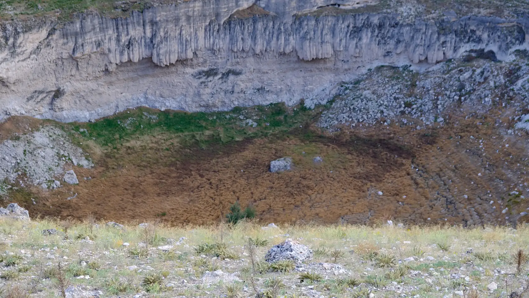 Turistler akın ediyordu: Konya'daki tarihi obruk susuz kaldı! Yeni çökmeler başladı!