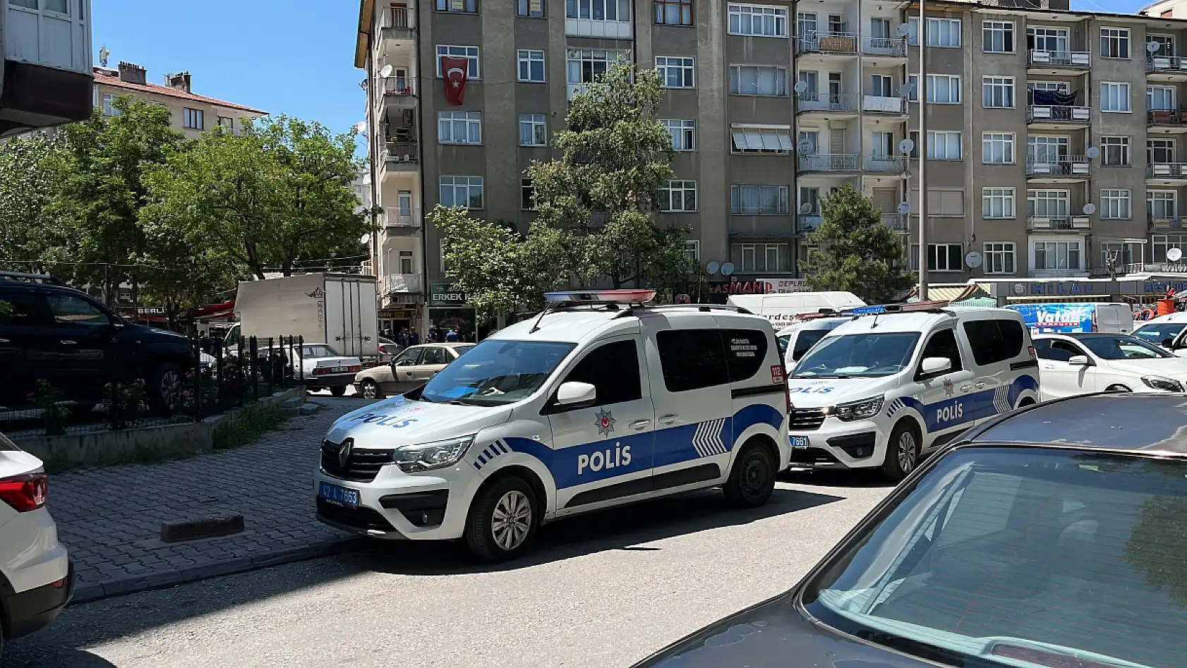 Son Dakika: Konya'da gözü dönmüş apartman sakini dehşet saçtı: Yöneticiyi bıçaklayıp...