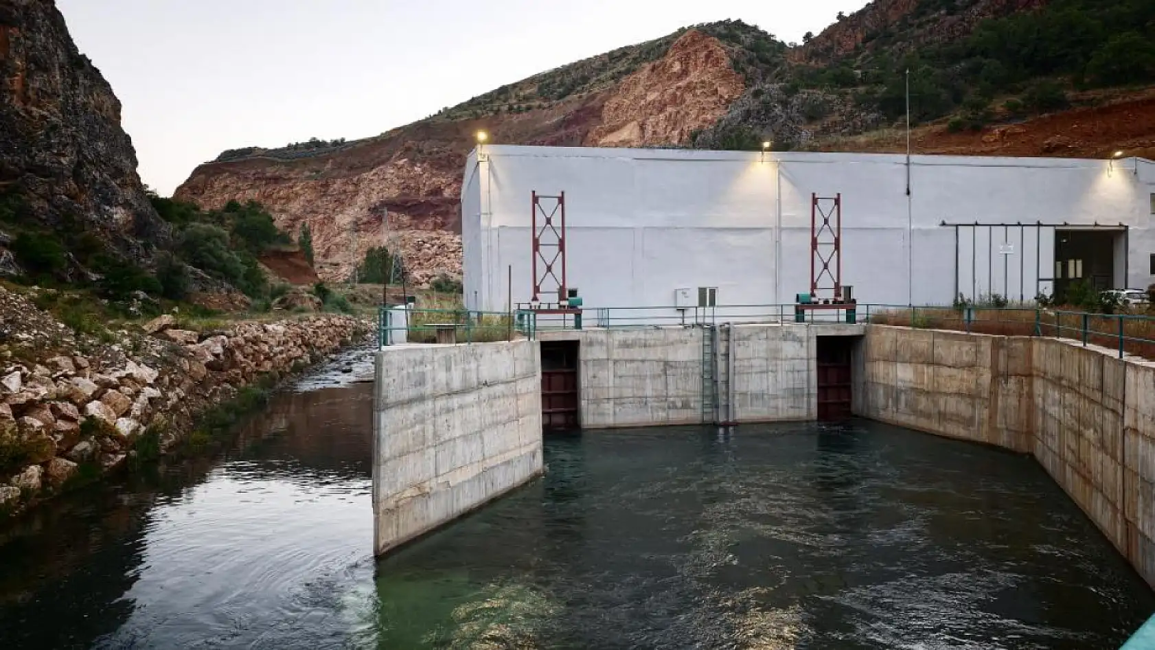 Konya'da büyük dönüşüm: Hem su taşıyor hem de elektrik üretiyor!