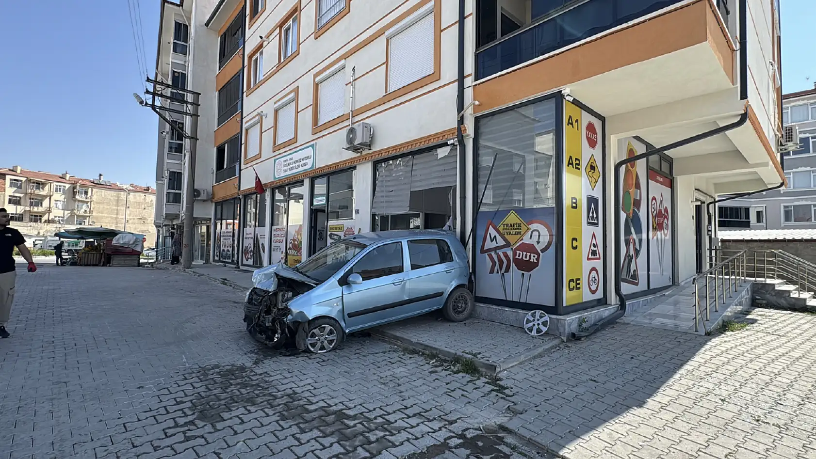 Konya'da inanılmaz kaza: Önce park halindeki araçlara çarptı sonra iş yerine daldı!