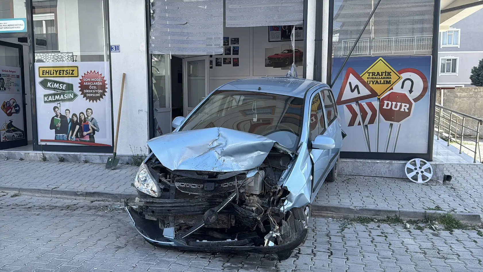 Konya'da inanılmaz kaza: Önce park halindeki araçlara çarptı sonra iş yerine daldı!