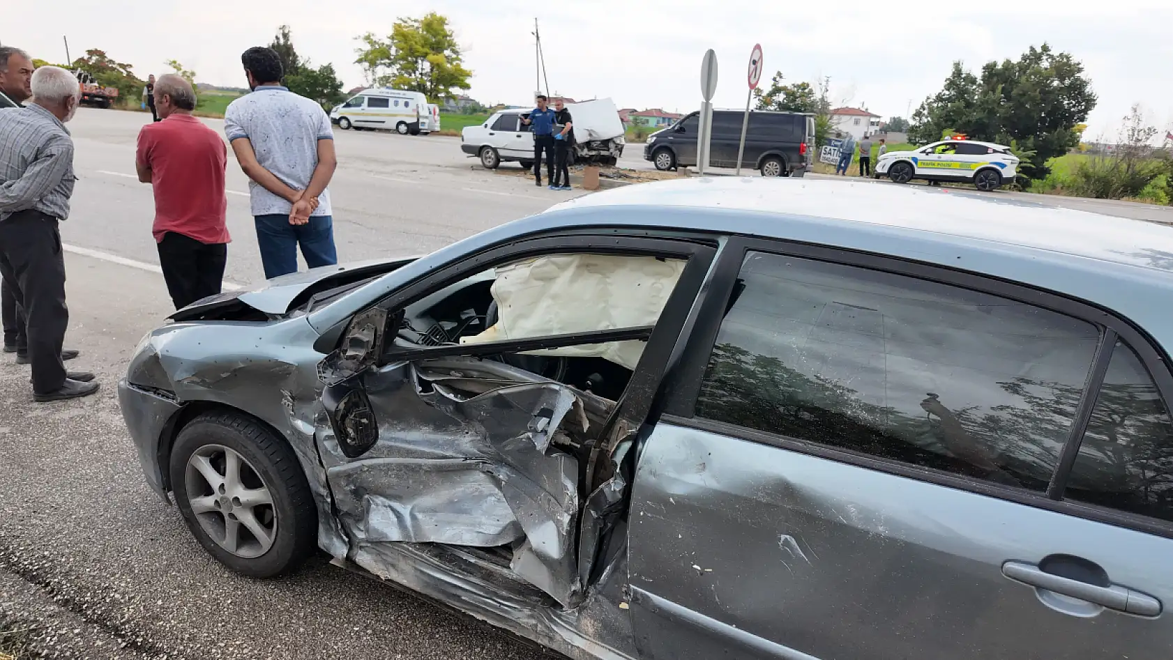 Konya'da otomobiller birbirine girdi! 1'i ağır 5 yaralı