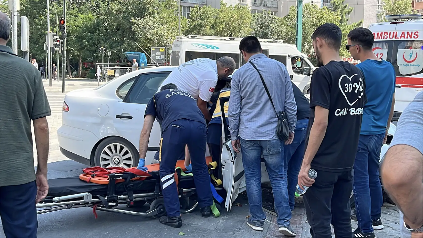 Konya'da 2 araç önce çarpıştı sonra direğe savruldu: 6 yaralı!