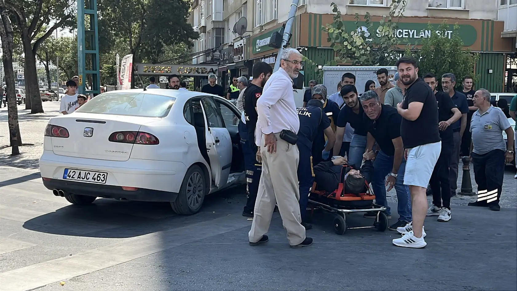 Konya'da 2 araç önce çarpıştı sonra direğe savruldu: 6 yaralı!