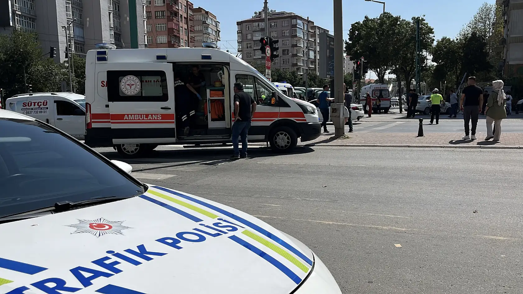 Konya'da 2 araç önce çarpıştı sonra direğe savruldu: 6 yaralı!