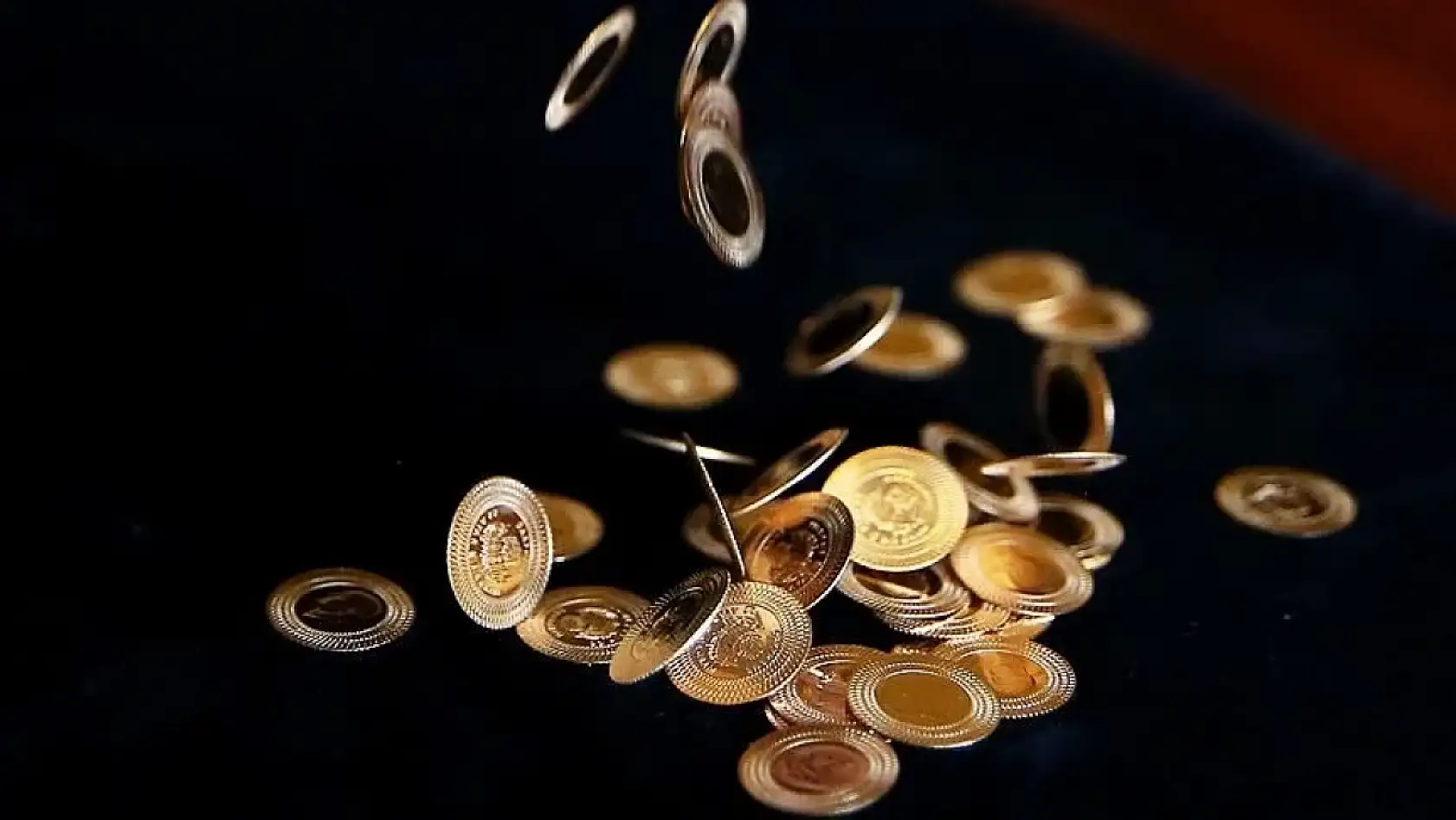 Altın yatırımcıları dikkat! 2 haftanın dibine indi... Altını olanların yolunu değiştirecek kritik veriler!