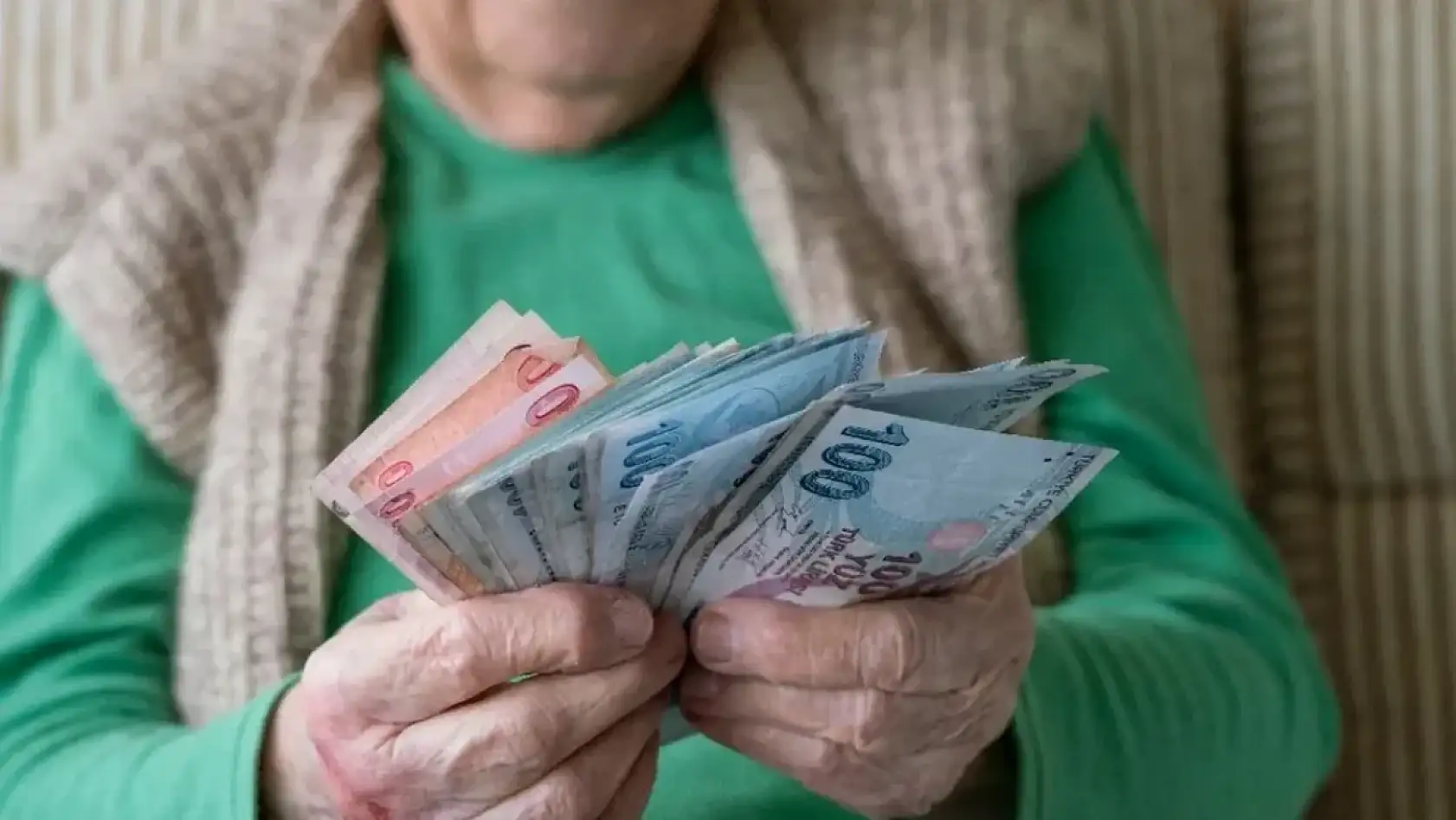 Ak Parti'den emekliler için yeni çalışma: 65 yaş üstüne özel ek ödeme gündemde!
