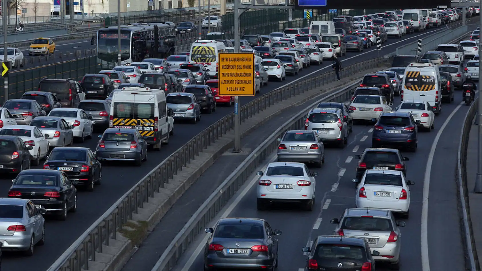 Trafik yasası yürürlükte: İşte yeni ceza listesi...