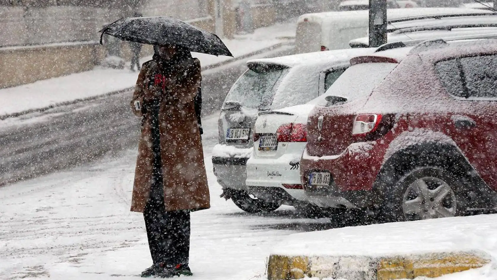 Konya'da bahar beklerken kar kapıyı çaldı! O gün için uyarı geldi!