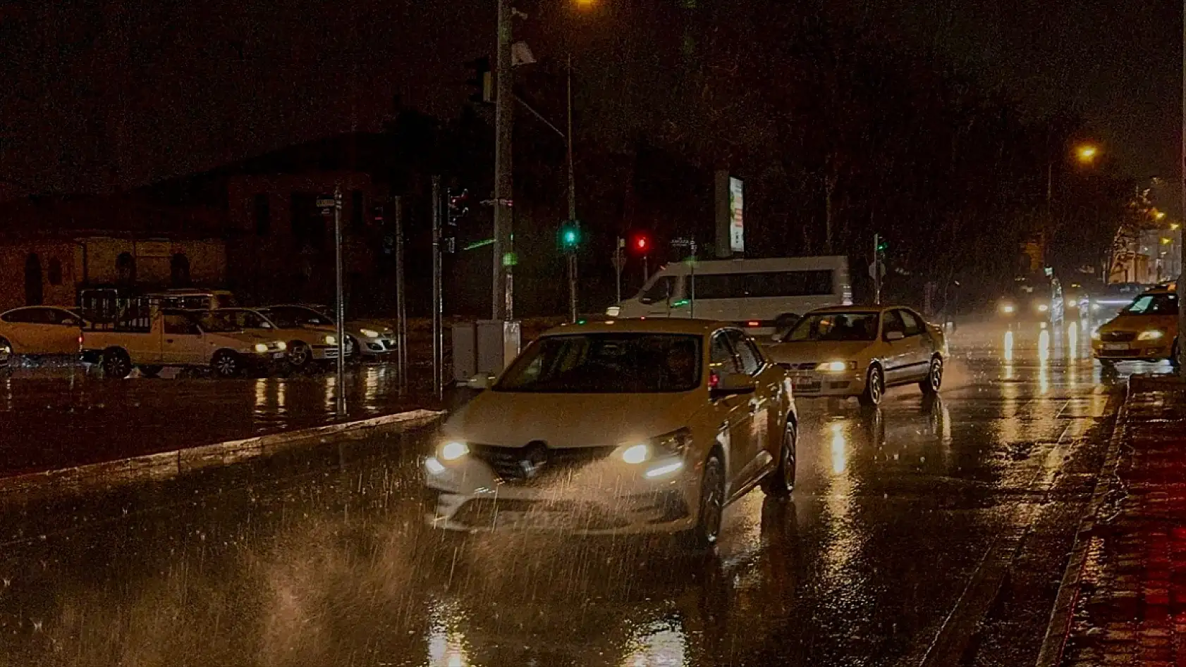 Konya'da hafta sonu plan yapanlar dikkat: Sıcaklık ve sağanak alarm veriyor...