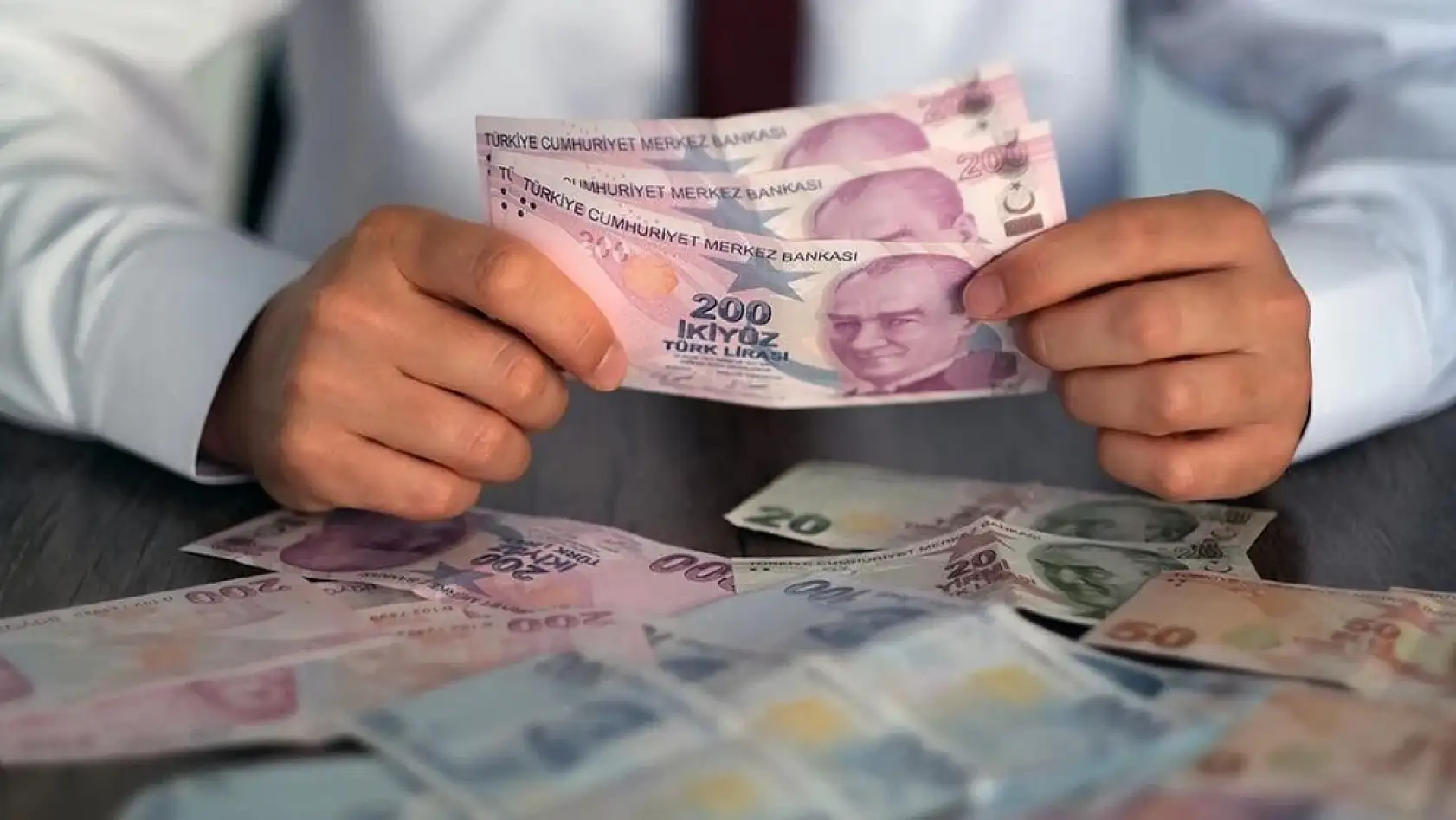 Memur ve emekli zammında kritik 3 ay! Maaşları etkileyecek mi? Verilerle açıkladı...