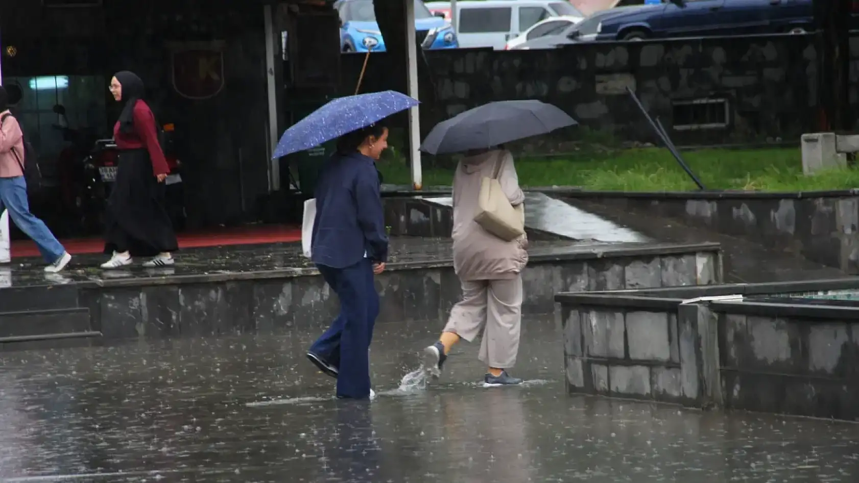 Meteoroloji saat verip uyardı: Konya'da 15 ilçe listede! Dışarı çıkarken bir kez daha düşünün!