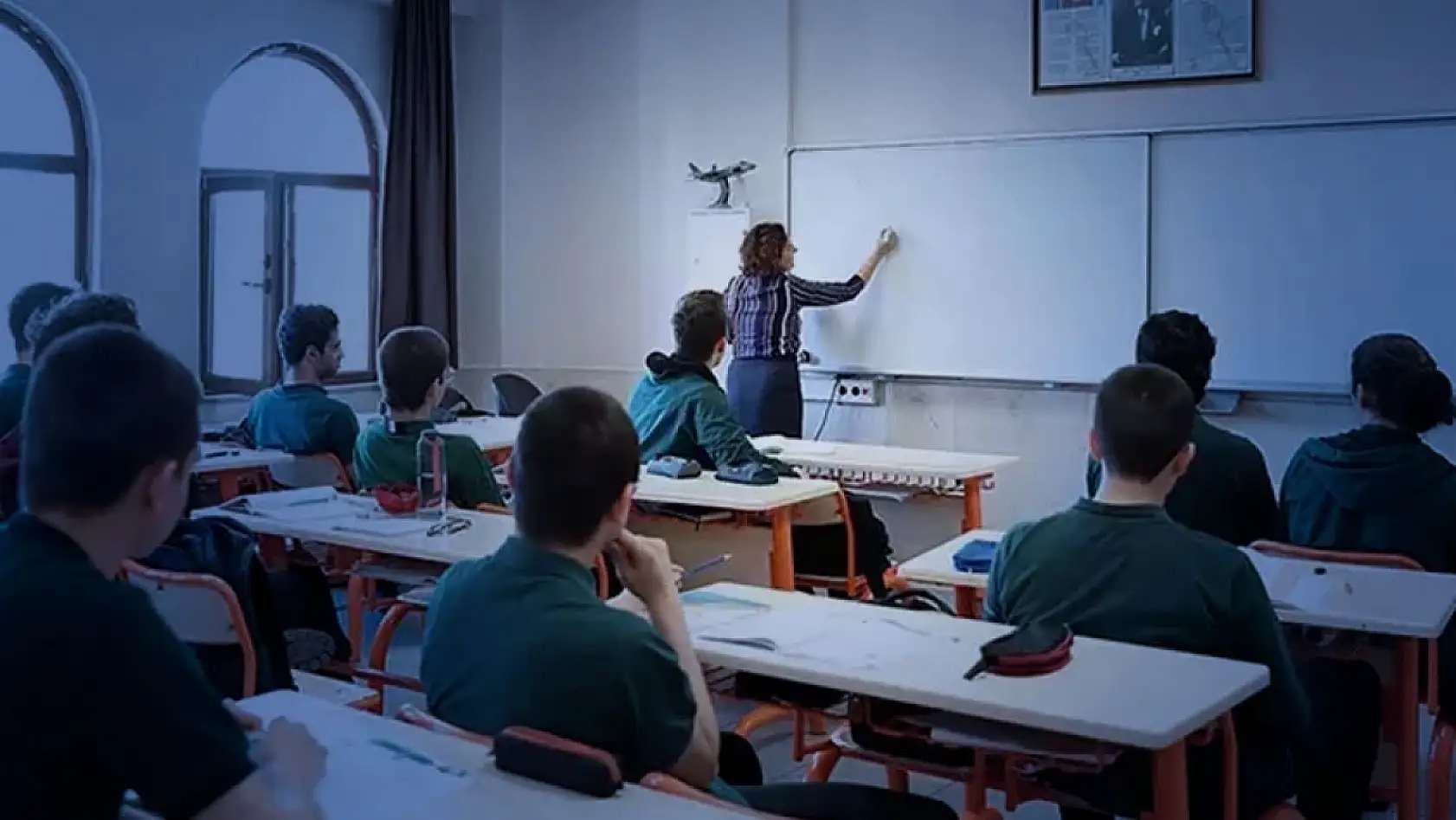 Okullarda kırmızı alarm! Yeni kurallar ve yasaklar çok sayıda kişiyi kapsıyor! İşte uygulanacak sıkı tedbirler...