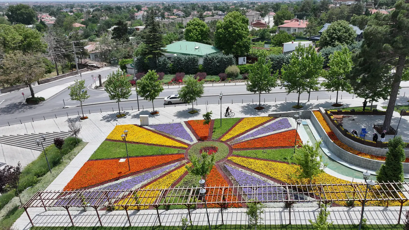 Konya'ya bahar dokunuşu: 1 milyon 800 bin çiçek şehri süsledi!