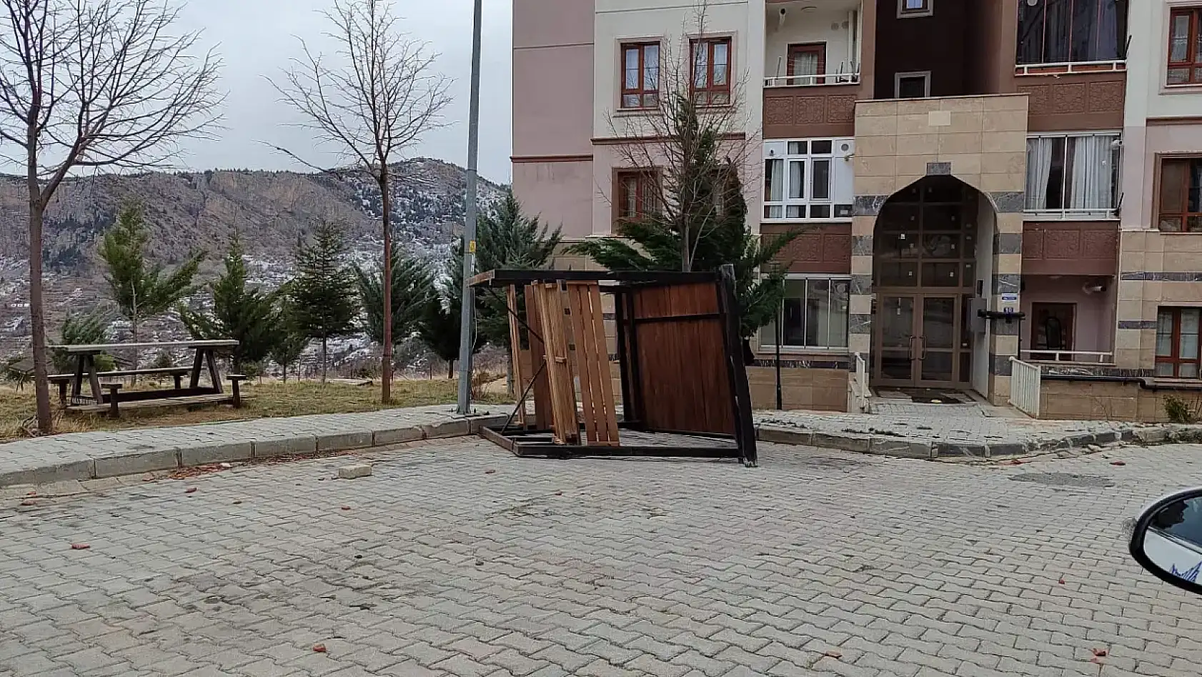 Konya'daki fırtına ortalığı birbirine kattı! İşte lodosun bıraktığı hasarın görüntüleri....