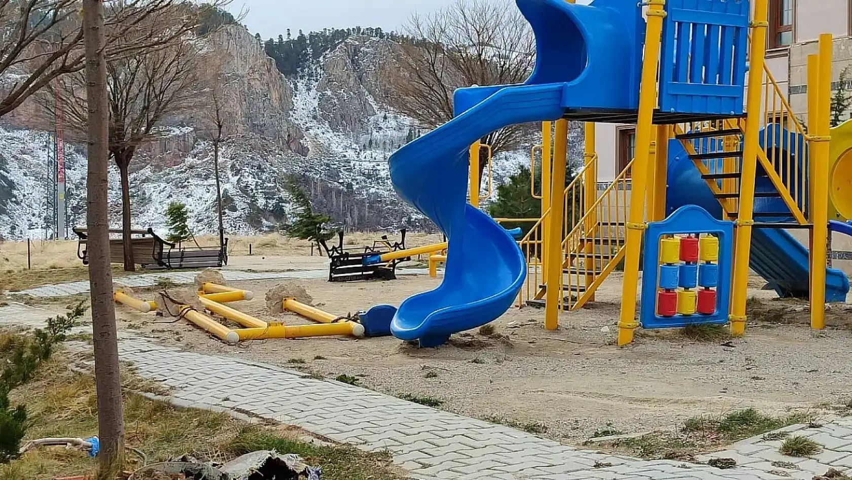 Konya'daki fırtına ortalığı birbirine kattı! İşte lodosun bıraktığı hasarın görüntüleri....