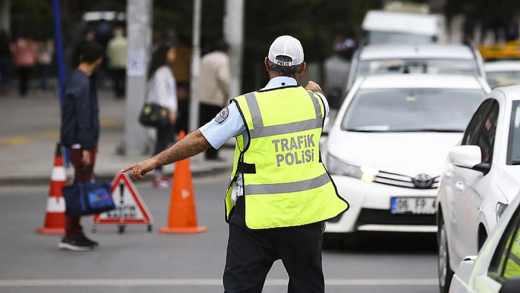 Trafik yasası yürürlükte: İşte yeni ceza listesi...