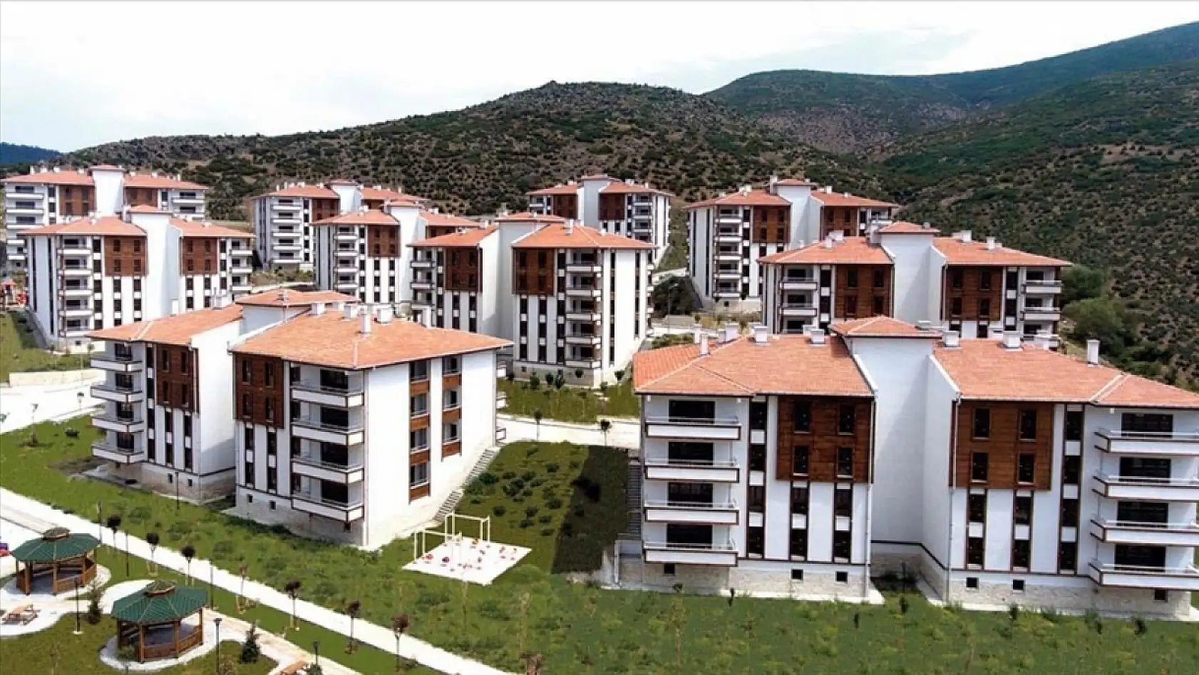 Bakan Kurum duyurdu: TOKİ Konya dahil 64 ilde kurasız konut satacak! Başvuru tarihleri ve şartlar neler?