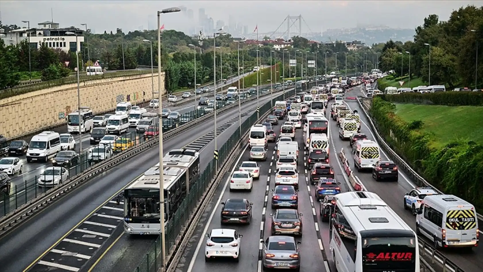 Sürücüler farkında bile değil: Trafikte bunları yapanın ehliyeti gidecek, cüzdanı boşalacak!