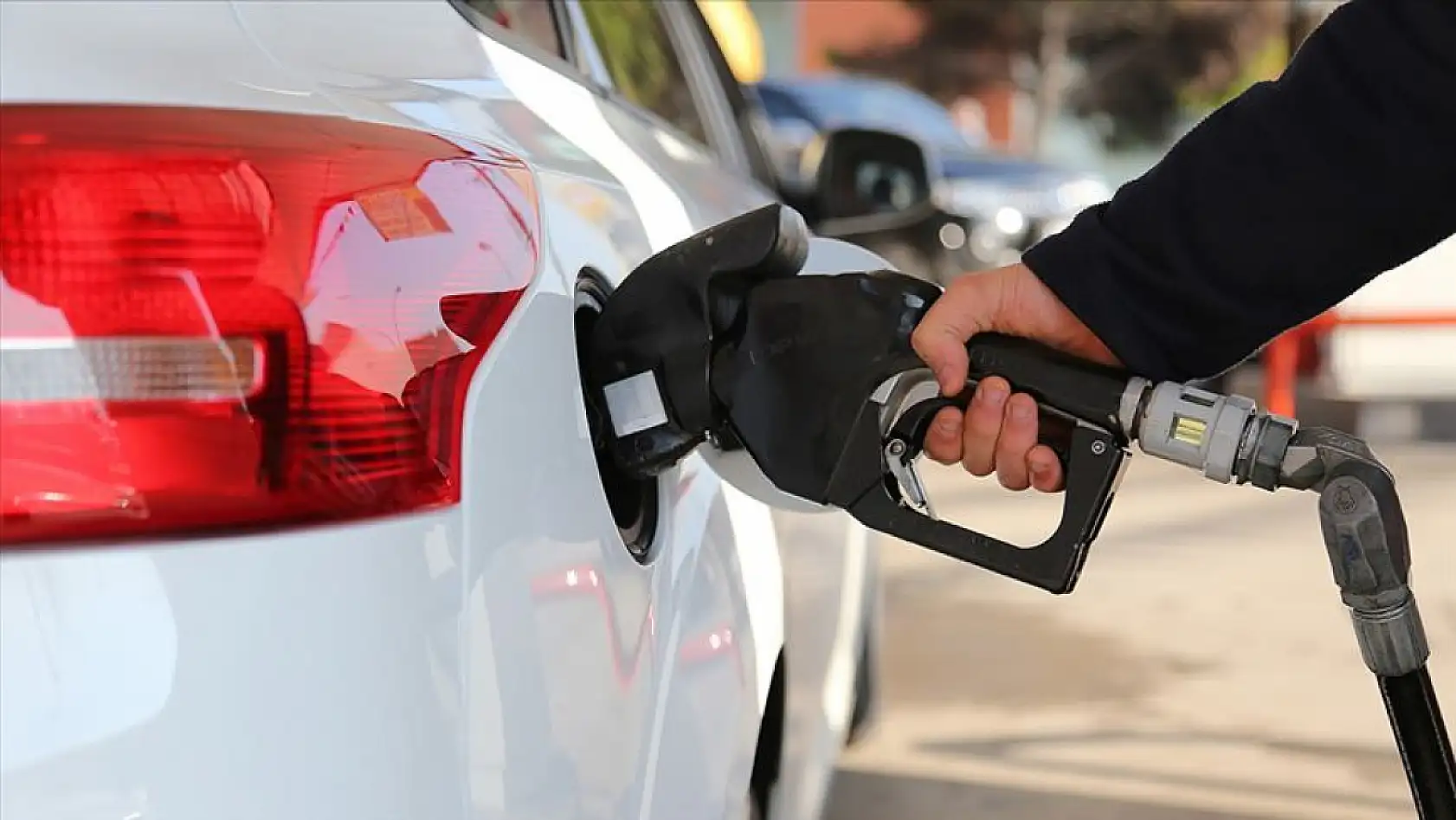 Petrolün nabzı düştü! Motorin ve benzinde dev indirim için müjde verildi! İşte o rakamlar...